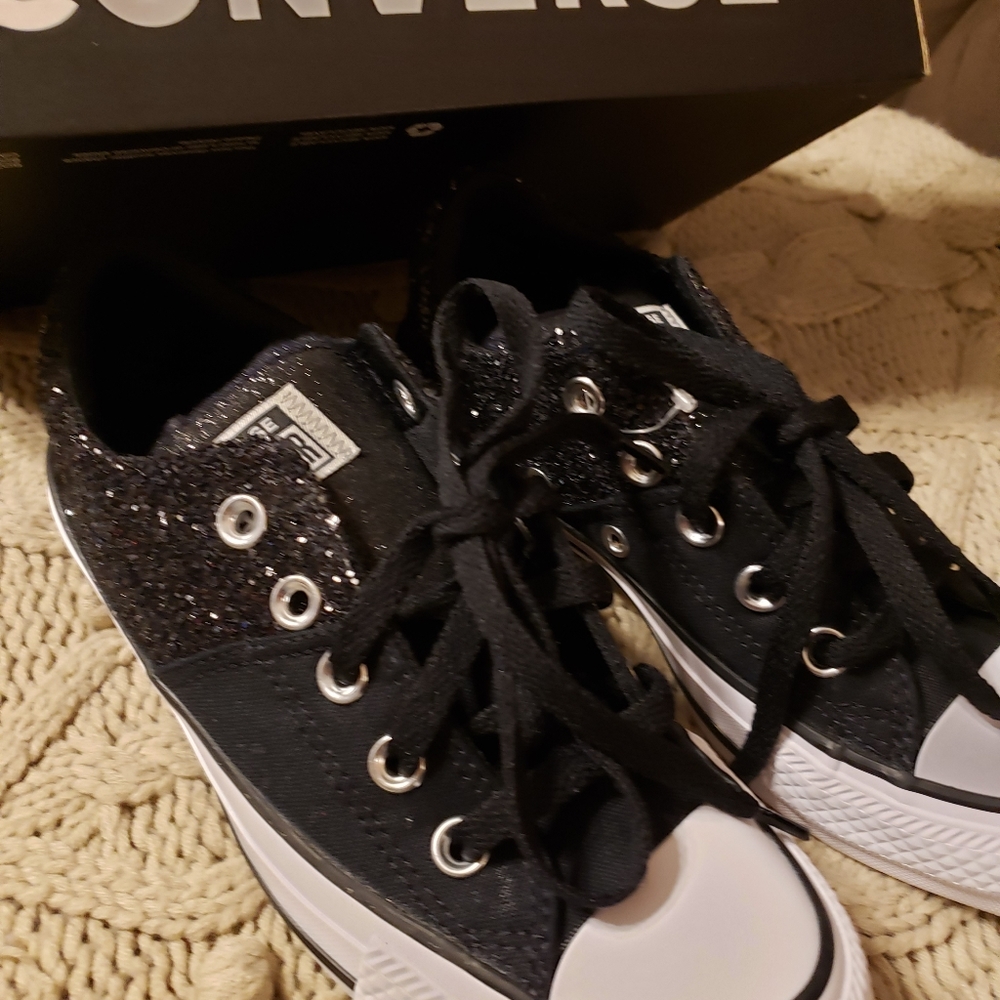NEW Women Size 5 black & white Converse shoes